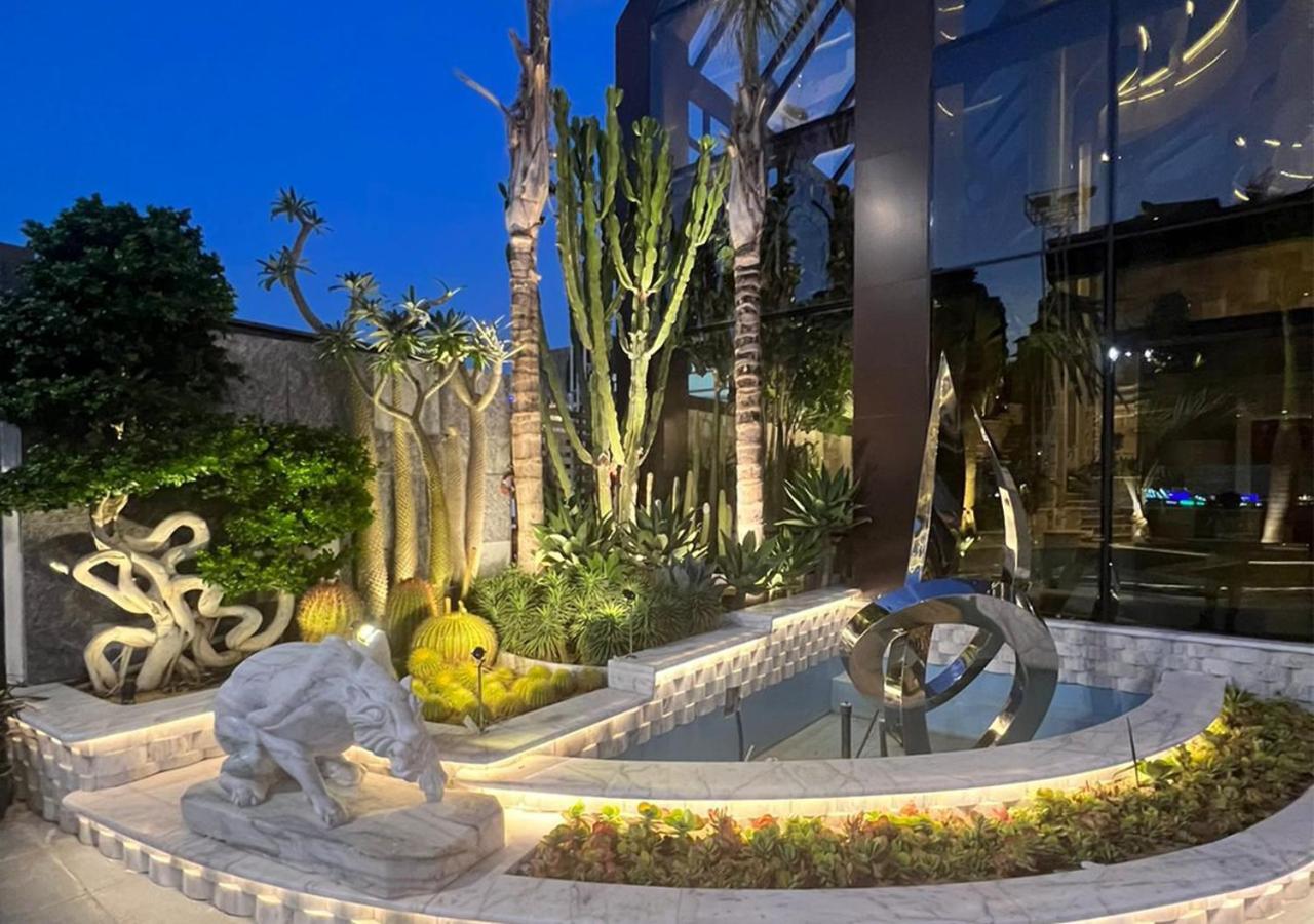 Mirage Hotel & Conference Center Alessandria Esterno foto The sculpture park at the hotel