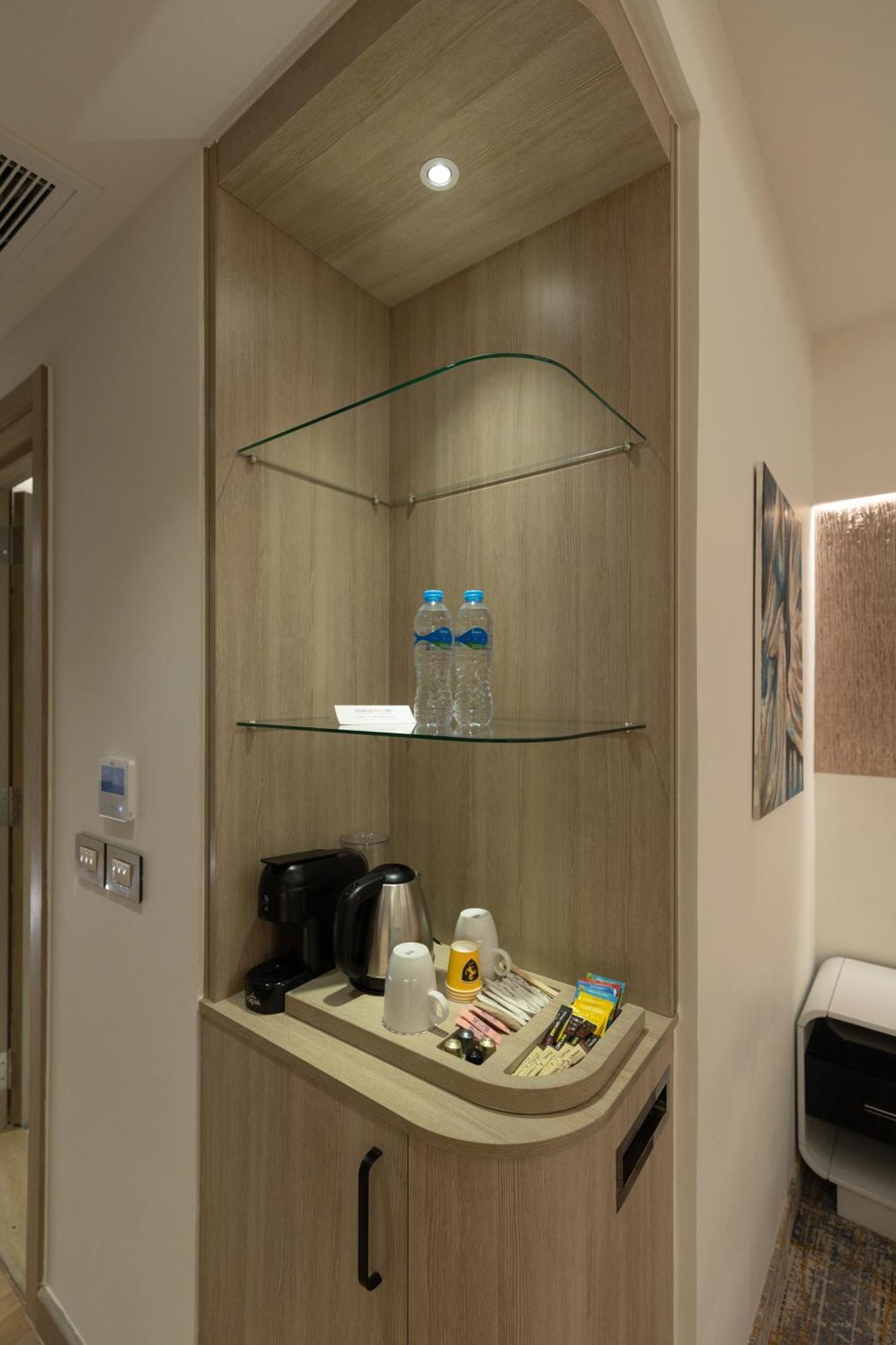 Mirage Hotel & Conference Center Alessandria Esterno foto A typical hotel room wet bar