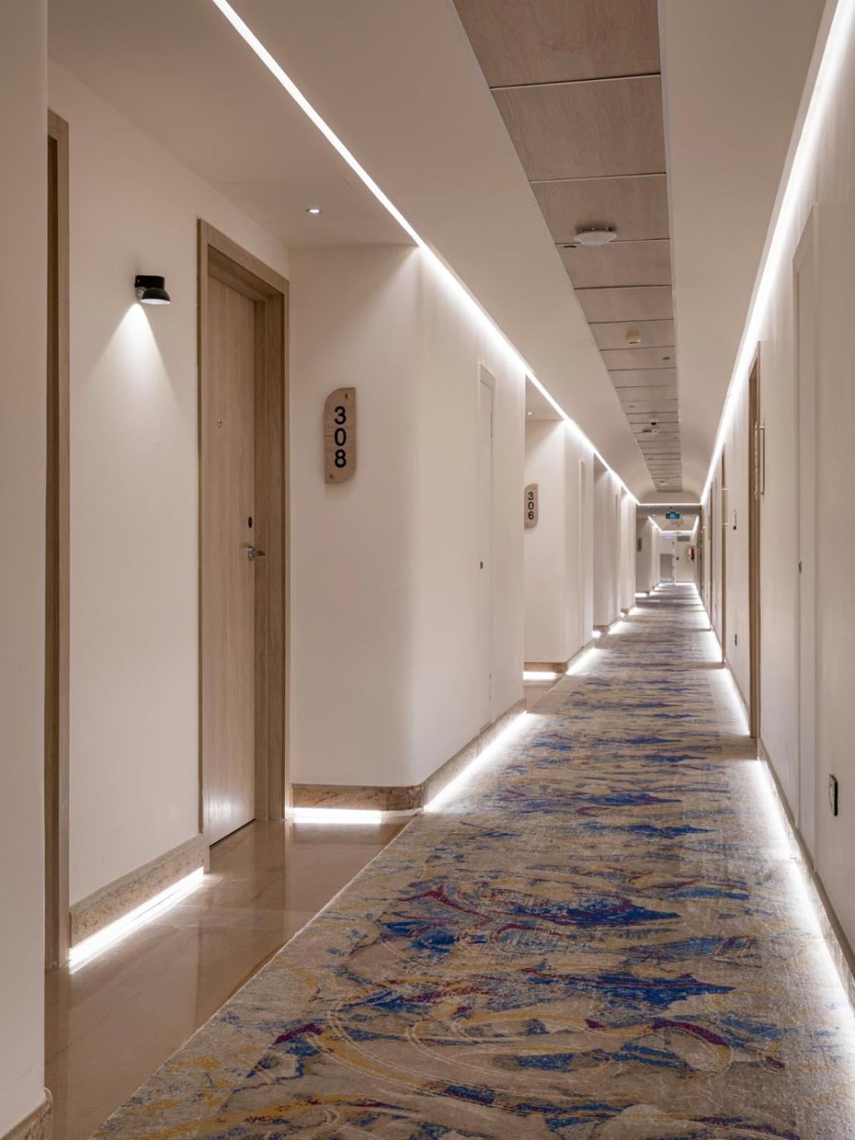 Mirage Hotel & Conference Center Alessandria Esterno foto A corridor at the hotel