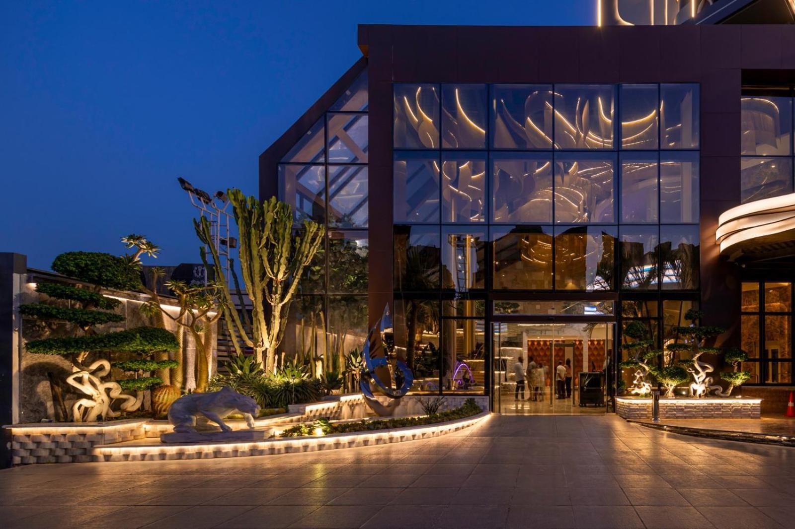 Mirage Hotel & Conference Center Alessandria Esterno foto The entrance of the hotel