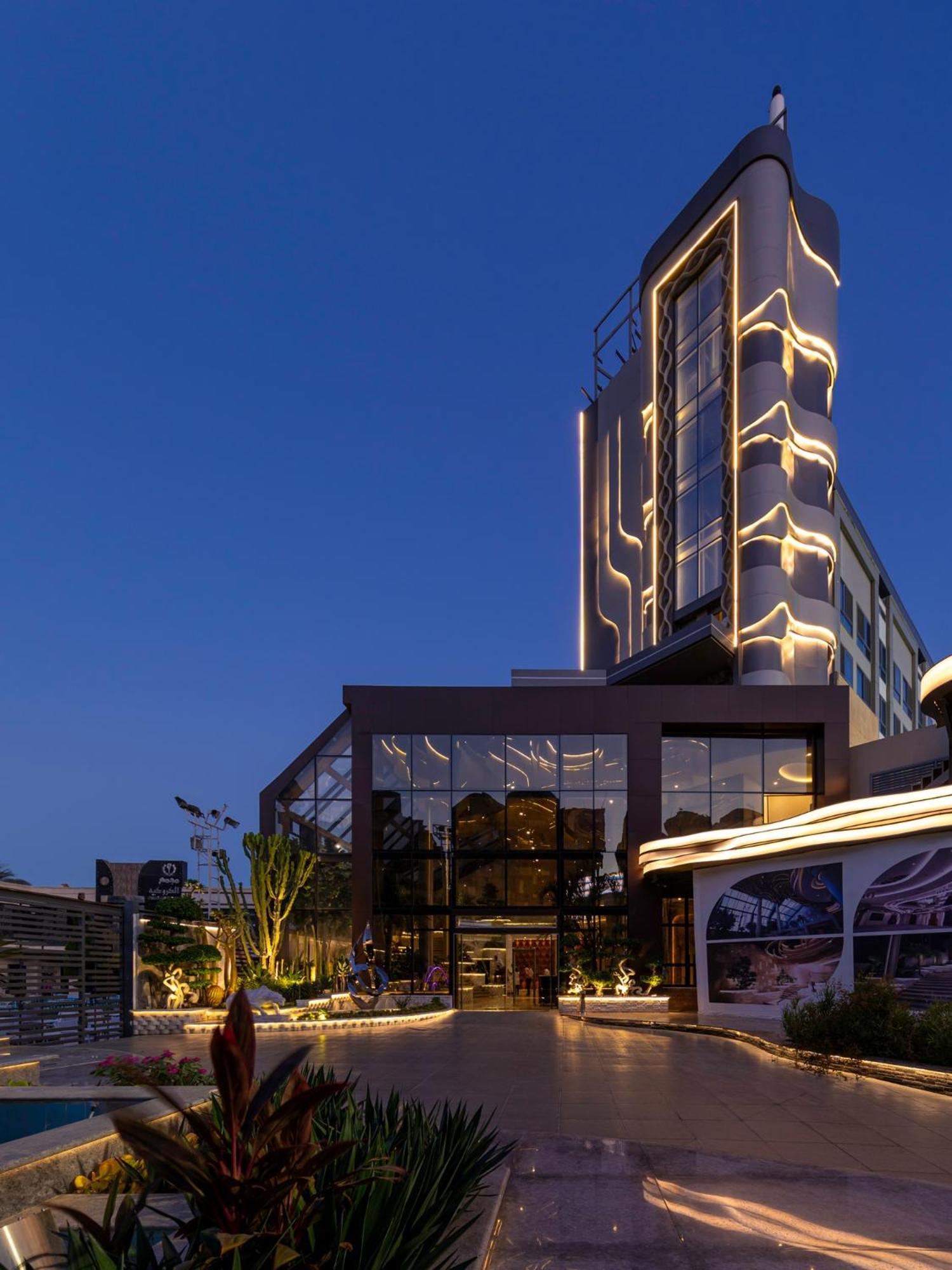Mirage Hotel & Conference Center Alessandria Esterno foto The hotel at night